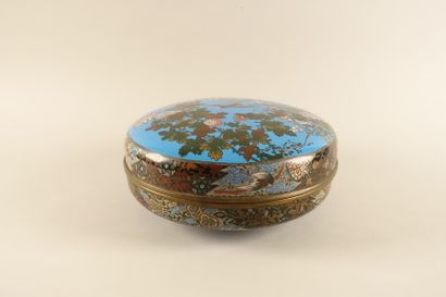 null JAPON - Époque MEIJI (1868-1912).

Boîte ronde en cuivre et émaux cloisonnés...