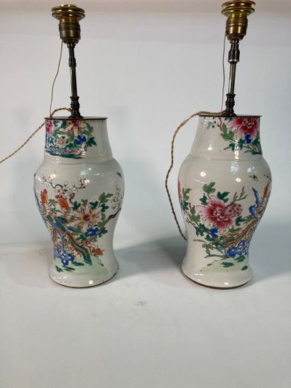 null CHINE - XVIIIe siècle.

Paire de vases de forme ovoïde à décor aux émaux de...