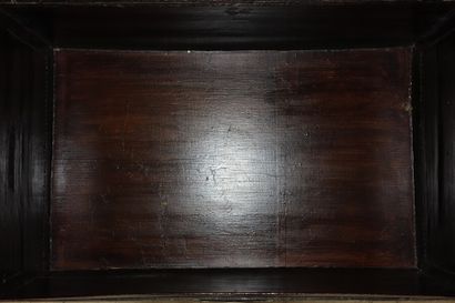null CHINE - Fin du XIXe siècle.

Coffre en bois peint et laqué, la partie supérieure...