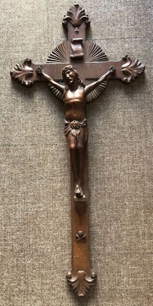 null France ou Flandres, XIXe siècle.

Christ en croix.

Crucifix en chêne sculpté.

(Fente...