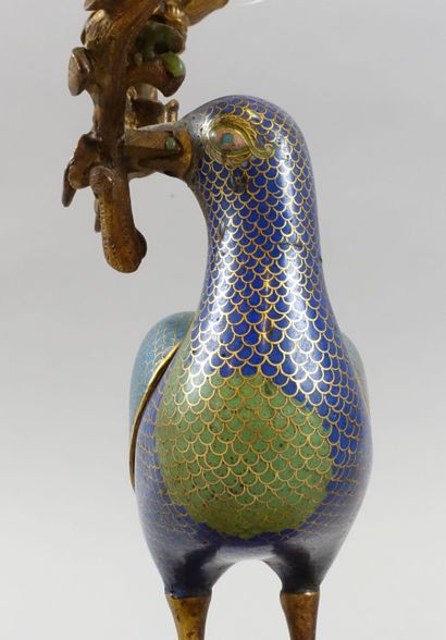 null CHINE - XVIIIe-XIXe siècles.

Paire de pigeons en bronze et émaux cloisonnés...