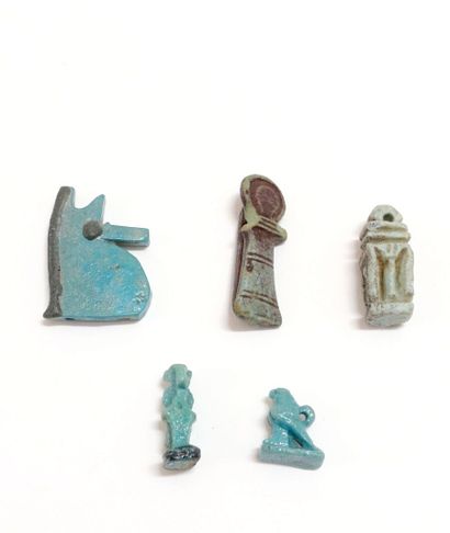 null Lot d'amulettes comprenant un oeil oudjat, un noeud tit, un Horus faucon, un...