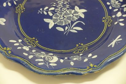 null SAINT-OMER

Earthenware plate with contoured edge and blue background decorated...