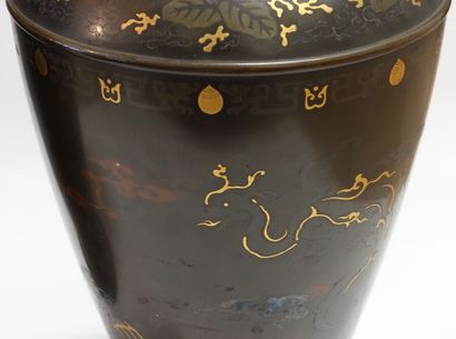 null JAPON - Époque MEIJI (1868-1912).

Paire de vases balustre sur piédouche en...
