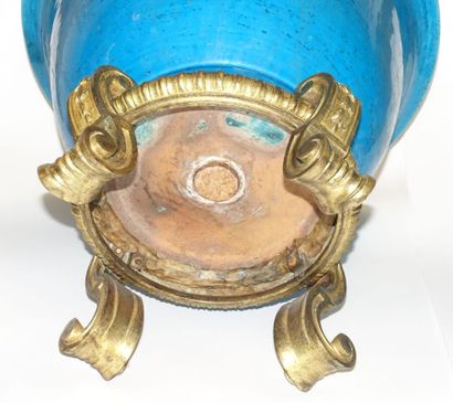 null CHINE - XVIIIe siècle.

Deux grands bols en porcelaine émaillée bleu turquoise,...