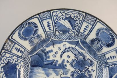 null JAPON, Fours d'Arita - XVIIe siècle.

Plat en porcelaine de type " kraak " à...