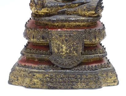 null THAILANDE - Ratanakosin.

Bouddha ratanakosin en bronze laqué or.

(Usures et...