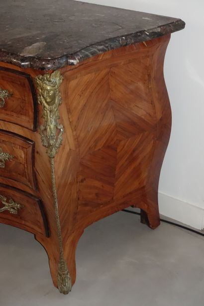 null Commode en bois de violette de forme mouvementée en façade et sur les côtés,...