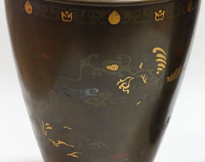 null JAPON - Époque MEIJI (1868-1912).

Paire de vases balustre sur piédouche en...