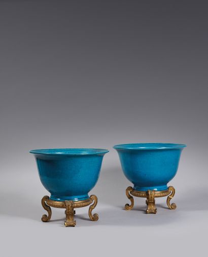 null CHINE - XVIIIe siècle.

Deux grands bols en porcelaine émaillée bleu turquoise,...