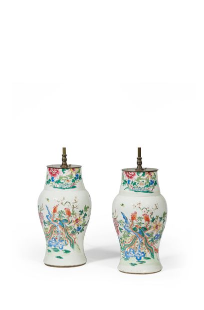 null CHINE - XVIIIe siècle.

Paire de vases de forme ovoïde à décor aux émaux de...