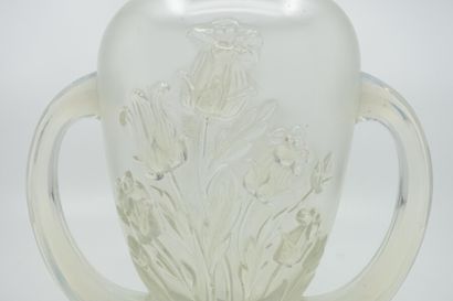 null TRAVAIL FRANÇAIS 

Vase ovoïde à deux anses latérales détachées sur piédouche....