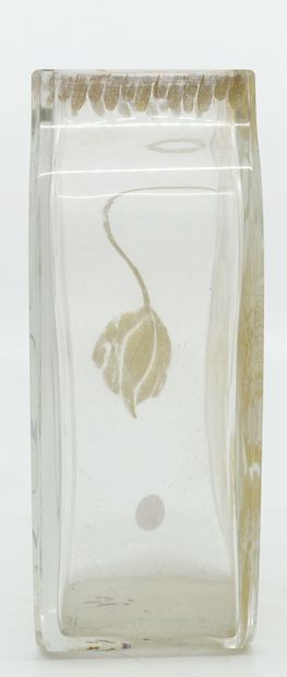 null TRAVAIL FRANÇAIS

Vase à corps quadrangulaire en verre blanc gravé de fleurs...