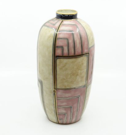 null Camille THARAUD (1878-1956)

Vase en porcelaine à corps obusal et petit col...