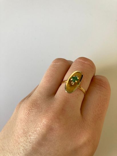 null Bague en or jaune 750 millièmes, le centre de forme ovale orné d'une émeraude...