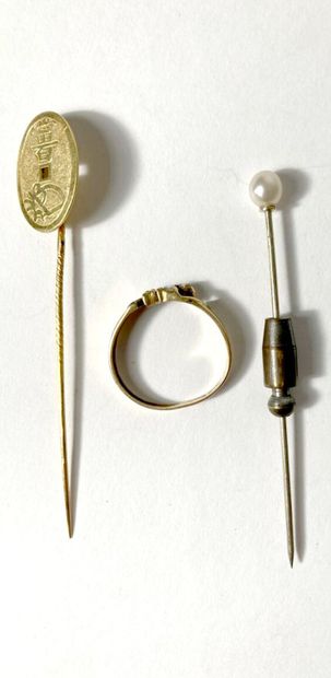 null Lot in yellow gold 750 including: a pin of tie (gross weight: 1 g), * pin decorated...