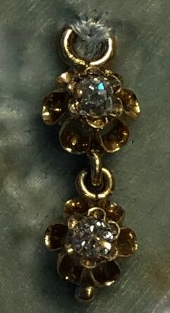 null Pendant in yellow gold 750 thousandths decorated with two cushion diamonds of...