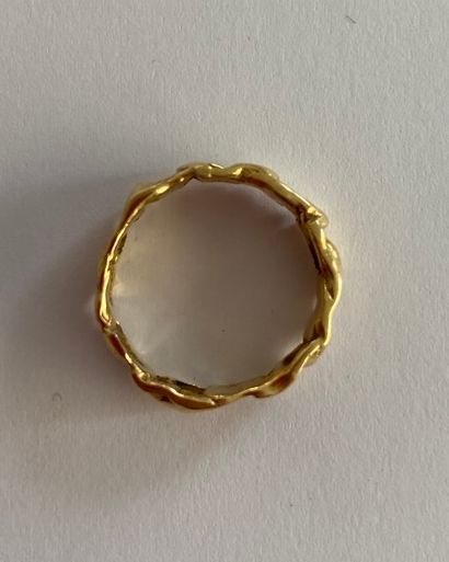 null Bague anneau en or jaune 750 millièmes gravé de motifs de forme ovale.

Tour...
