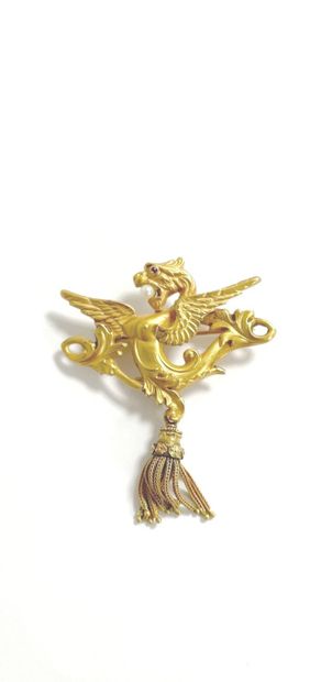 null Brooch chimera in yellow gold 750 thousandths engraved decorated with a small...