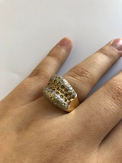 null Bague en or jaune et gris 750 millièmes de forme mouvementée partiellement pavée...