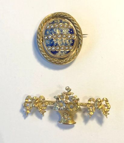 null Set of two brooches in yellow gold 750 thousandths, one partially enamelled,...
