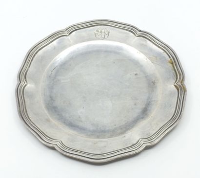 null Petite assiette circulaire en argent 950 millièmes modèle filets contours, monogrammée...