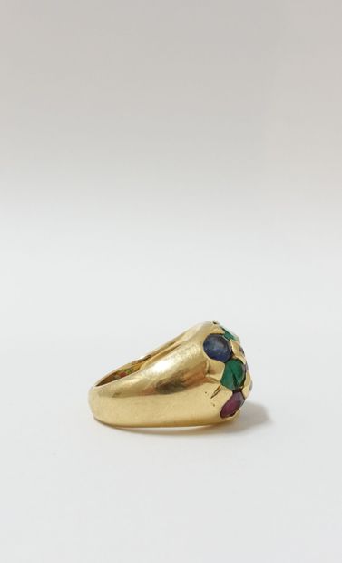 null Yellow gold ring 750 thousandths, the center of curved form decorated with sapphires,...