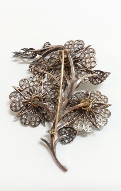 null Brooch trembleuse out of silver 925 thousandths and 750 thousandths with decoration...