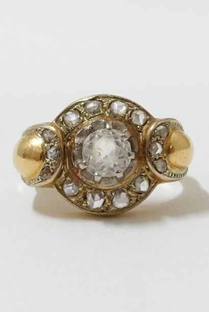 null Yellow gold ring 750 thousandth, the center decorated with a white imitation...