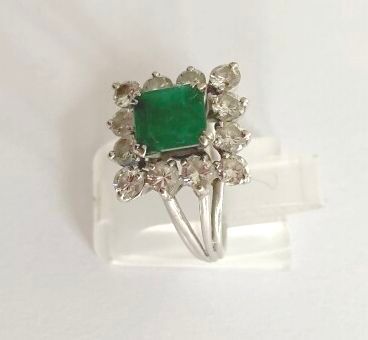 null Ring in white gold 750 thousandths decorated in the center of an emerald of...