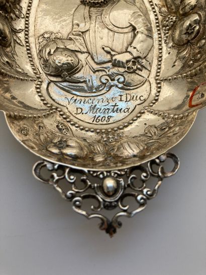 null Coupe ovale festonnée en argent, à quatre anses ajourées, décorée en repoussé...