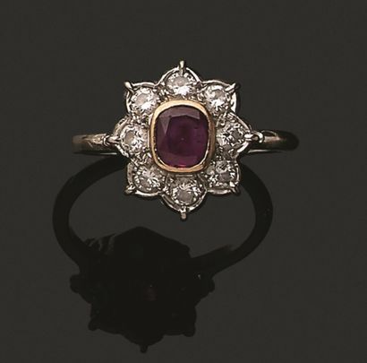 null Bague en or gris 750 millièmes ornée d'un rubis de forme coussin serti clos...