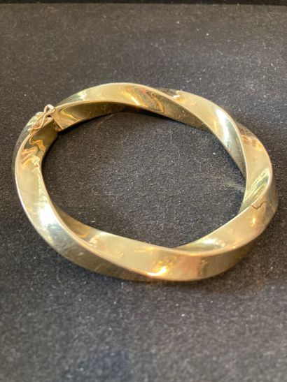 null Bracelet rigid and opening in yellow gold 750 thousandth twisted.

Gross weight:...