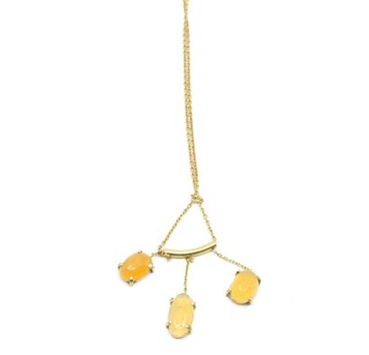 null Lot en or jaune 750 millièmes comprenant un collier supportant trois opales...