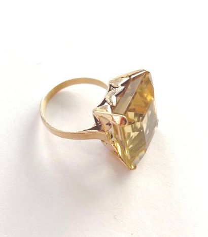null Yellow gold ring 750 thousandths decorated with a rectangular citrine.

Turn...