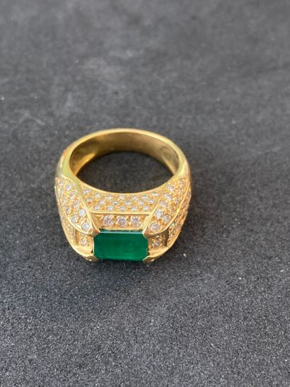 null Bague en or jaune 750 millièmes ornée d'une émeraude rectangulaire à pans coupés...