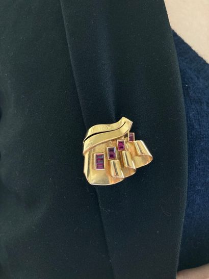 null Clip of lapel in yellow gold 750 thousandths with decoration of scroll decorated...