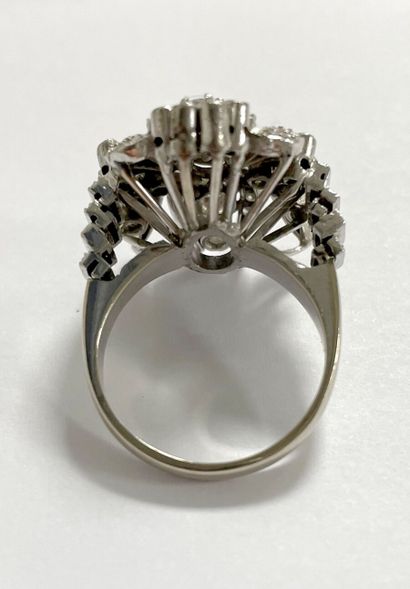 null Ring out of silver 925 thousandth and platinum 850 thousandth, the center representing...