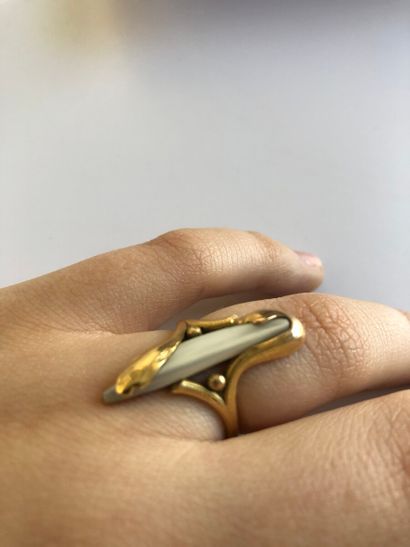 null Bague en or jaune 750 millièmes à décor d'agrafe et de feuillages ornée, au...