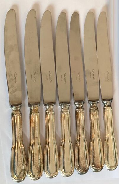 null CHRISTOFLE. 

Huit couteaux à manche en métal argenté (fourré), modèle au filet.

Lames...