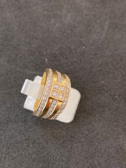 null Ring ribbon in yellow gold 750 thousandths decorated in the center with four...
