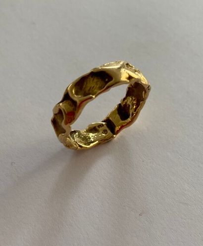 null Bague anneau en or jaune 750 millièmes gravé de motifs de forme ovale.

Tour...