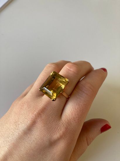 null Yellow gold ring 750 thousandths decorated with a rectangular citrine.

Turn...