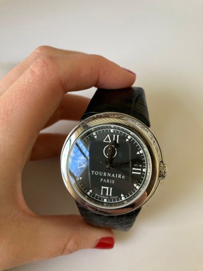 null TOURNAIRE 

Paris

Steel wristwatch. Case engraved with leafy motifs. Black...