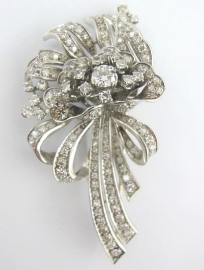 null Lapel clip in platinum 850 thousandth, decorated with a bouquet of flowers,...
