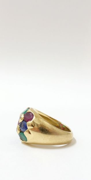 null Yellow gold ring 750 thousandths, the center of curved form decorated with sapphires,...