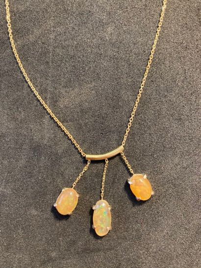 null Lot in yellow gold 750 thousandths including a necklace supporting three opals...