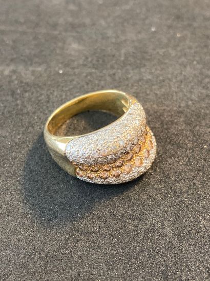 null Bague en or jaune et gris 750 millièmes de forme mouvementée partiellement pavée...