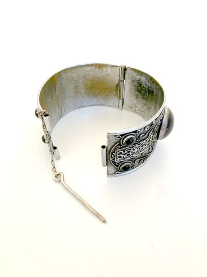 null Lot de bijoux fantaisie comprenant un bracelet rigide en métal argenté à décor...