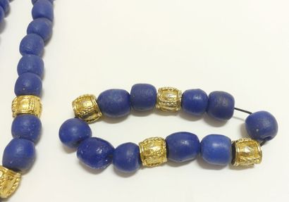 null Ensemble comprenant un collier et un bracelet en perles bleues et motifs do...